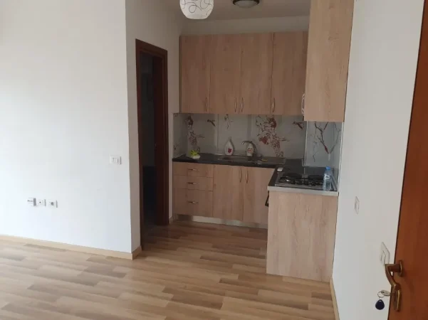 Tirane, jepet me qera apartament 1+1 Kati 5, 50 m² 450 € (Laprake)
