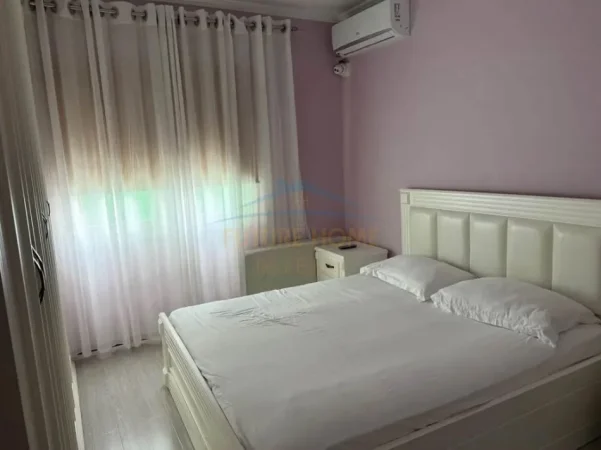 Tirane, jepet me qera apartament 2+1+Ballkon Kati 4, 90 m² 750 € (Komuna e parisit)