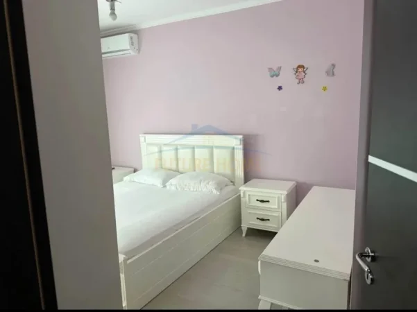 Tirane, jepet me qera apartament 2+1+Ballkon Kati 4, 90 m² 750 € (Komuna e parisit)