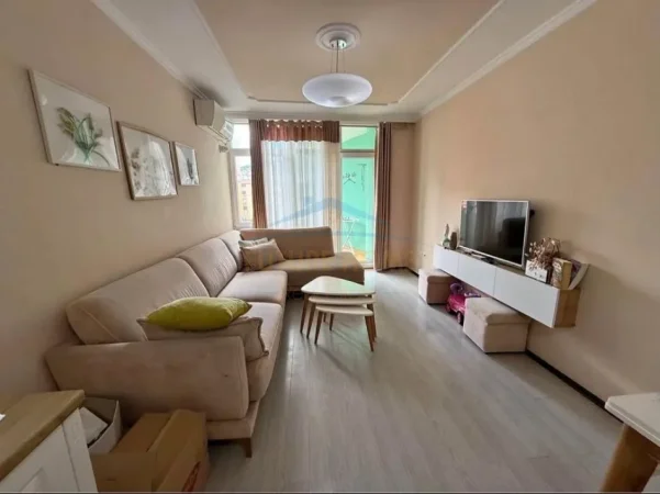 Tirane, jepet me qera apartament 2+1+Ballkon Kati 4, 90 m² 750 € (Komuna e parisit)