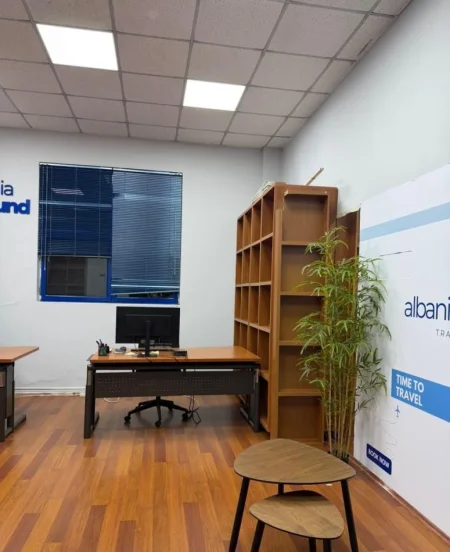 Tirane, jepet me qera ambjent biznesi Kati 3, 46 m² 580 € (Sheshi Willson)