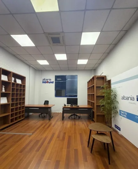 Tirane, jepet me qera ambjent biznesi Kati 3, 46 m² 580 € (Sheshi Willson)