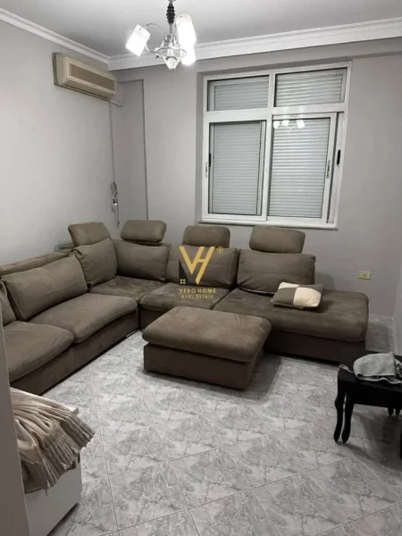 Tirane, jepet me qera apartament 3+1+Ballkon Kati 5, 147 m² 900 € (BLLOKU I VILAVE SELITE)
