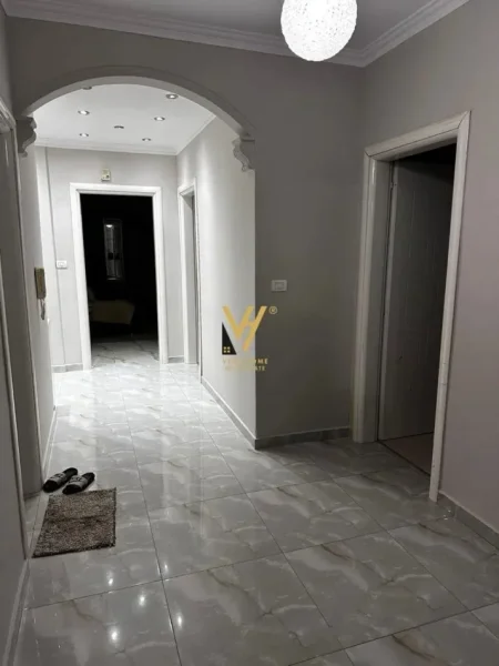 Tirane, jepet me qera apartament 3+1+Ballkon Kati 5, 147 m² 900 € (BLLOKU I VILAVE SELITE)