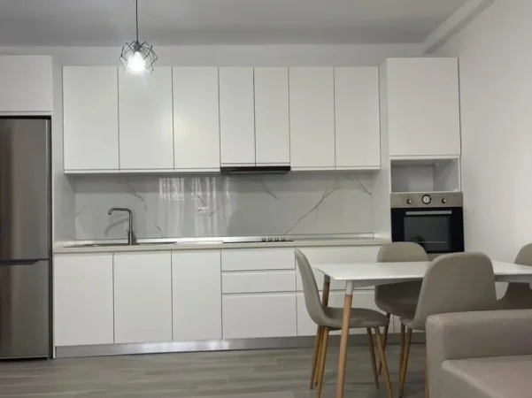 Tirane, jepet me qera apartament 3+1 Kati 2, 120 m² 500 € (Rruga 5 Maji)