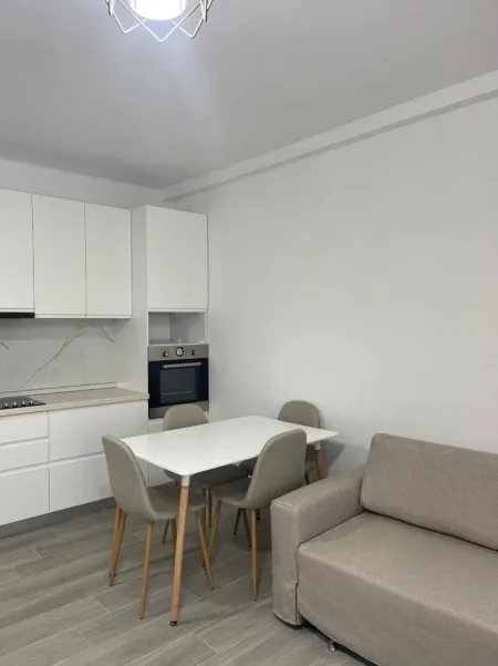 Tirane, jepet me qera apartament 3+1 Kati 2, 120 m² 500 € (Rruga 5 Maji)