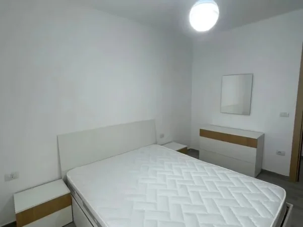 Tirane, jepet me qera apartament 3+1 Kati 2, 120 m² 500 € (Rruga 5 Maji)
