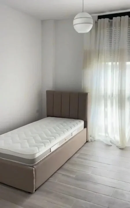 Tirane, jepet me qera apartament 3+1 Kati 2, 120 m² 500 € (Rruga 5 Maji)