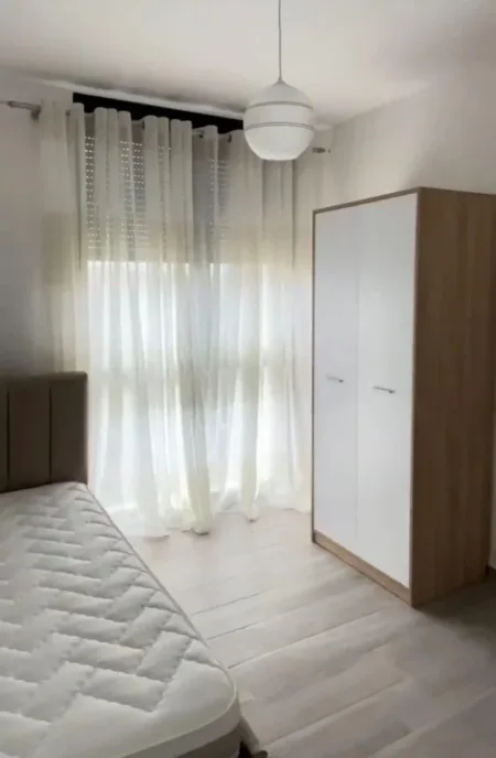 Tirane, jepet me qera apartament 3+1 Kati 2, 120 m² 500 € (Rruga 5 Maji)