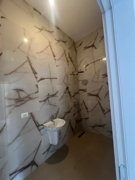 Tirane, jepet me qera zyre Kati 8, 106 m² 1.200 € (RRUGA E BARRIKADAVE)
