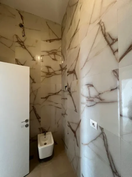 Tirane, jepet me qera zyre Kati 8, 106 m² 1.200 € (RRUGA E BARRIKADAVE)