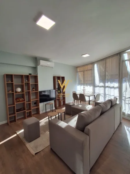 Tirane, jepet me qera apartament 1+1+Ballkon Kati 7, 55 m² 670 € (SELVIA)