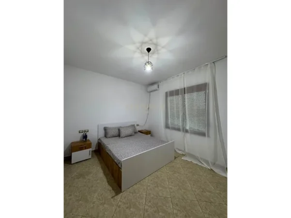 Tirane, jepet me qera apartament 1+1 Kati 2, 80 m² 400 € (Ali Demi)