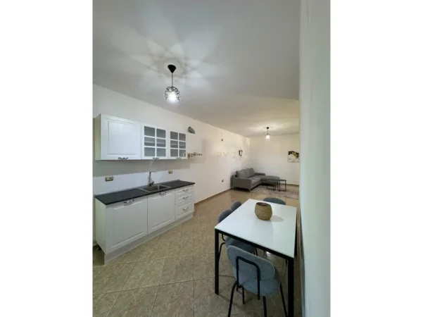 Tirane, jepet me qera apartament 1+1 Kati 2, 80 m² 400 € (Ali Demi)