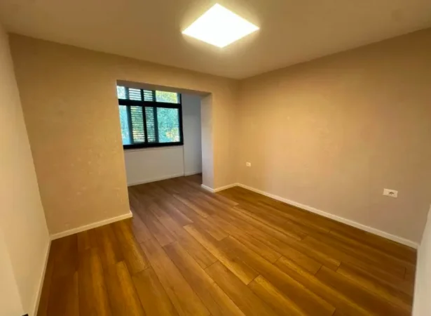 Tirane, jepet me qera ambjent biznesi Kati 2, 78 m² 750 € (Brryl, pranë Maternitetit të Ri)