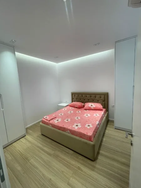 Tirane, jepet me qera apartament 2+1 Kati 8, 700 € (rruga e kavajes)