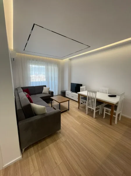 Tirane, jepet me qera apartament 2+1 Kati 8, 700 € (rruga e kavajes)