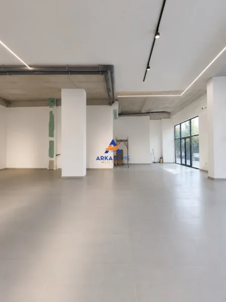 Tirane, jepet me qera ambjent biznesi Kati 0, 196 m² 3.000 € 