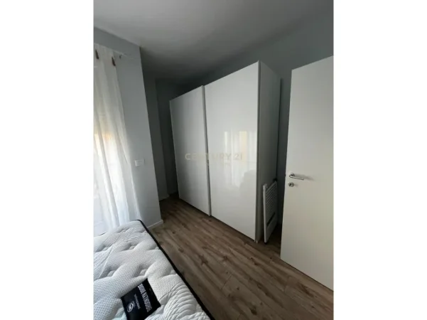 Tirane, jepet me qera apartament 1+1+Ballkon Kati 8, 60 m² (Ish Tregu Elektrik)