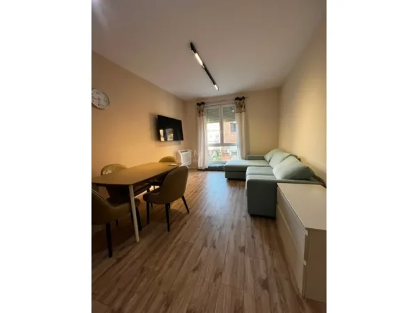 Tirane, jepet me qera apartament 1+1+Ballkon Kati 8, 60 m² (Ish Tregu Elektrik)