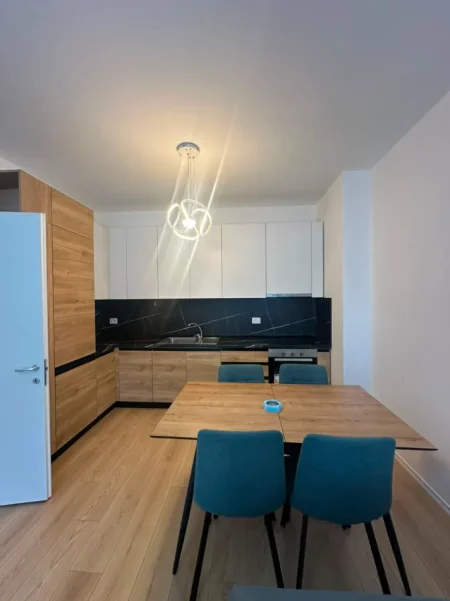 Tirane, jepet me qera apartament 1+1 , 530 € (Astir)