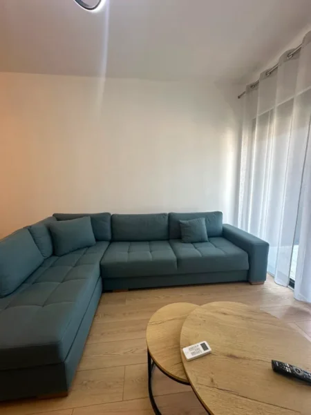 Tirane, jepet me qera apartament 1+1 , 530 € (Astir)