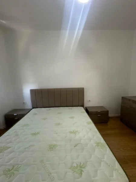 Tirane, jepet me qera apartament 1+1 , 530 € (Astir)