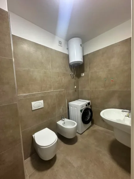 Tirane, jepet me qera apartament 1+1 , 530 € (Astir)
