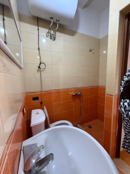 Tirane, jepet me qera apartament 1+1 Kati 4, 65 m² 400 € (Inxhinieria e Ndertimit ,21 Dhjetori)