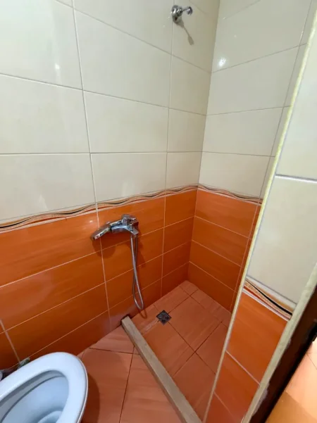 Tirane, jepet me qera apartament 1+1 Kati 4, 65 m² 400 € (Inxhinieria e Ndertimit ,21 Dhjetori)