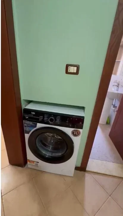Jepet Apartament 1+1 me Qera tek Rruga Kongresi i Lushnjës tek (Pediatria) ne XHAMLLIK,  500 MIJE LEKE