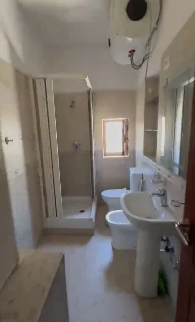 Jepet Apartament 1+1 me Qera tek Rruga Kongresi i Lushnjës tek (Pediatria) ne XHAMLLIK,  500 MIJE LEKE