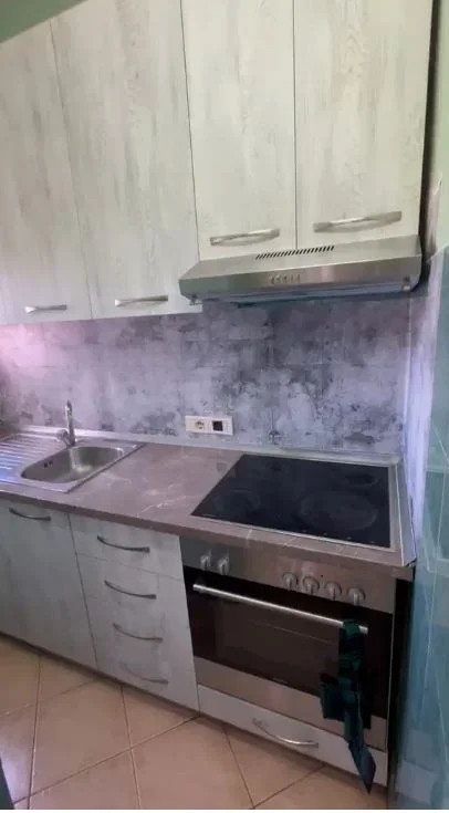 Jepet Apartament 1+1 me Qera tek Rruga Kongresi i Lushnjës tek (Pediatria) ne XHAMLLIK,  500 MIJE LEKE