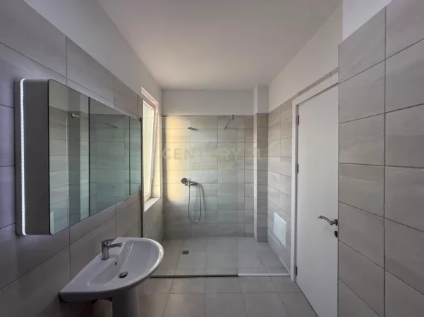 Tirane, jepet me qera apartament 2+1+Aneks+Ballkon Kati 7, 108 m² 750 € (Fakulteti i Mjekesise)