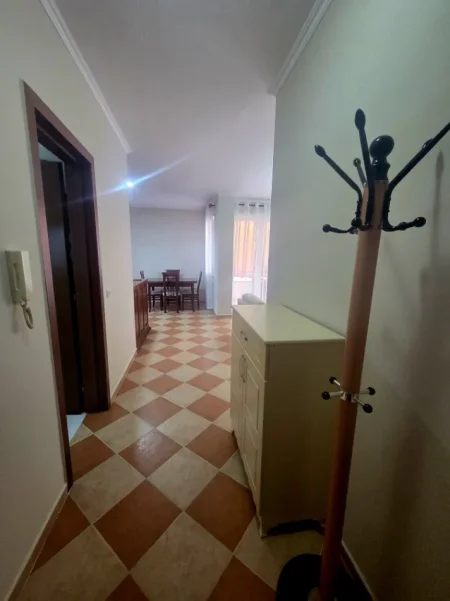 Jepet me qera 3+1+2Ballkon , 118 m² 1.000 € (Rruga e Elbasanit)