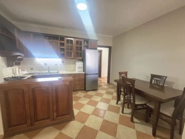 Jepet me qera 3+1+2Ballkon , 118 m² 1.000 € (Rruga e Elbasanit)