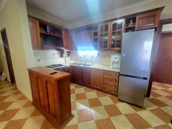 Jepet me qera 3+1+2Ballkon , 118 m² 1.000 € (Rruga e Elbasanit)