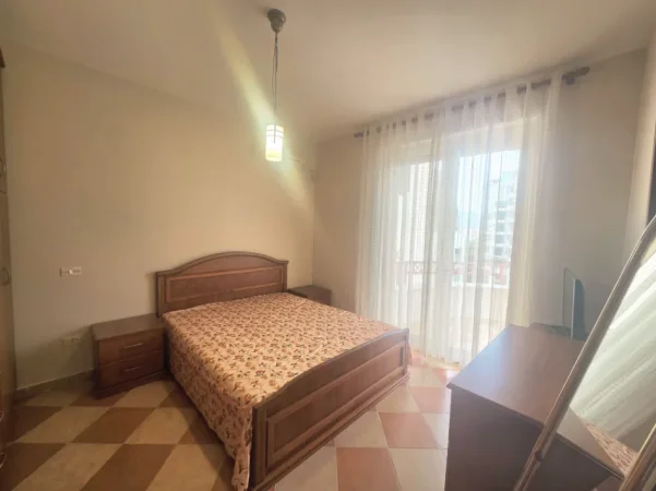Jepet me qera 3+1+2Ballkon , 118 m² 1.000 € (Rruga e Elbasanit)