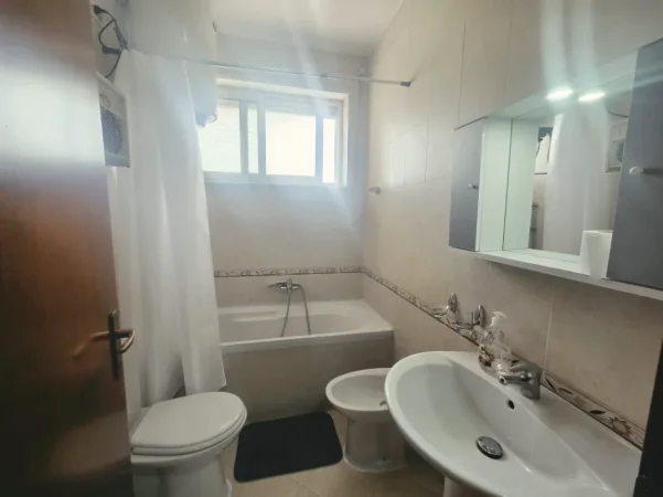 Jepet me qera 3+1+2Ballkon , 118 m² 1.000 € (Rruga e Elbasanit)