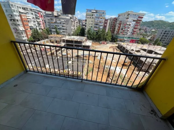 Tirane, jepet me qera apartament 2+1+Ballkon Kati 4, 109 m² 450 € (Yzberish)