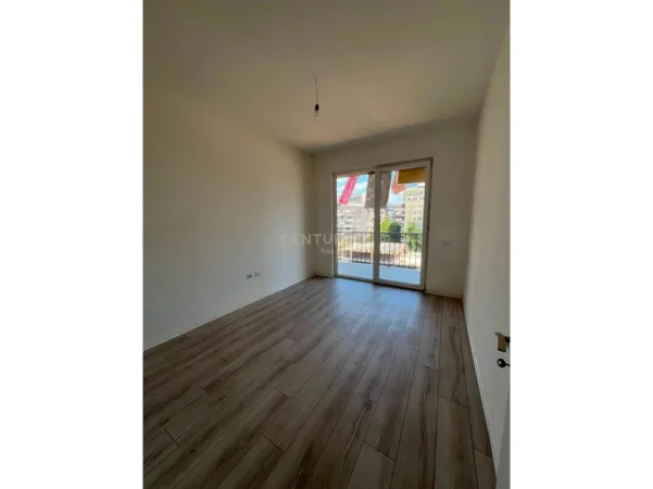 Tirane, jepet me qera apartament 2+1+Ballkon Kati 4, 109 m² 450 € (Yzberish)