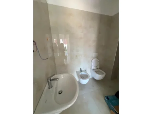 Tirane, jepet me qera apartament 2+1+Ballkon Kati 4, 109 m² 450 € (Yzberish)
