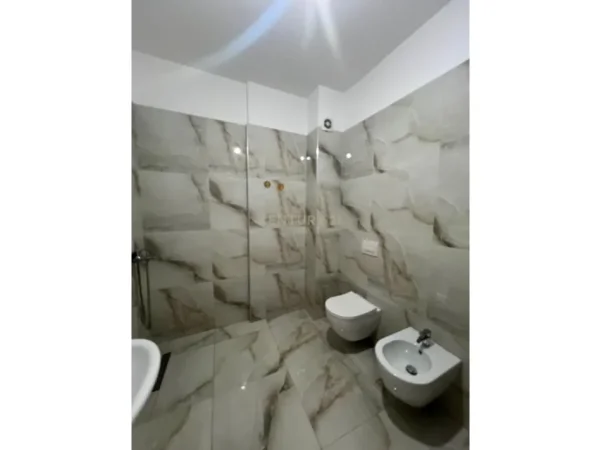 Tirane, jepet me qera apartament 2+1+Ballkon Kati 4, 109 m² 450 € (Yzberish)