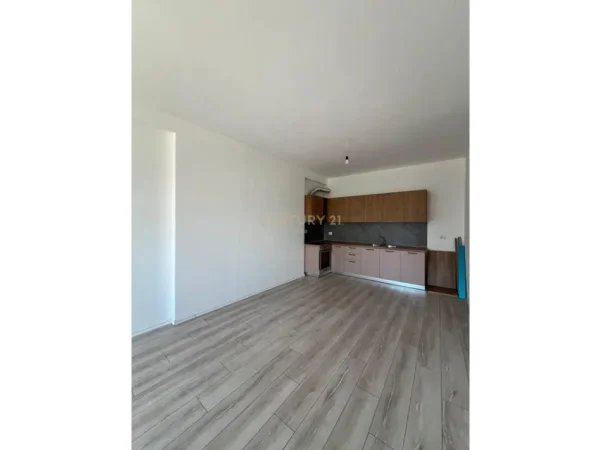 Tirane, jepet me qera apartament 2+1+Ballkon Kati 4, 109 m² 450 € (Yzberish)