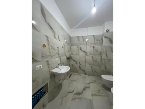 Tirane, jepet me qera apartament 2+1+Ballkon Kati 4, 109 m² 450 € (Yzberish)