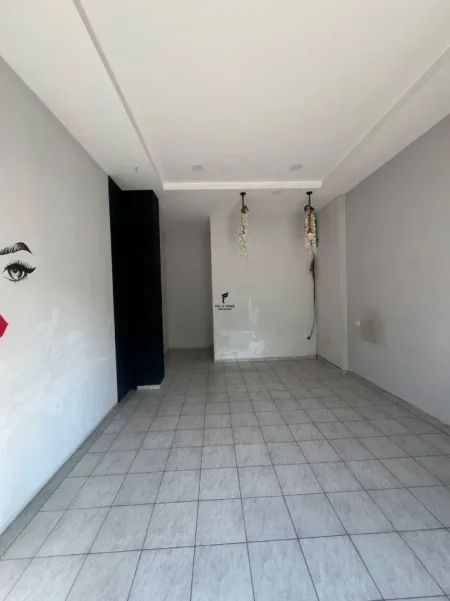 Tirane, jepet me qera dyqan Kati 0, 35 m² 350 € (SIRI KODRA)