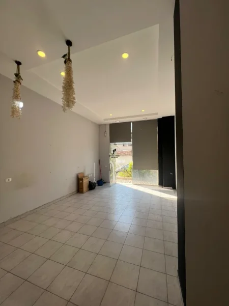 Tirane, jepet me qera dyqan Kati 0, 35 m² 350 € (SIRI KODRA)