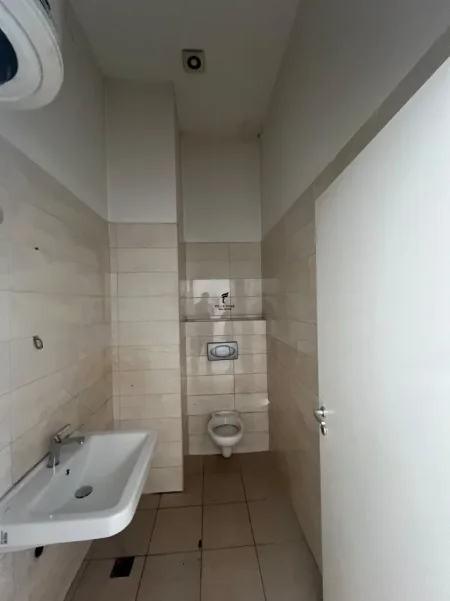 Tirane, jepet me qera dyqan Kati 0, 35 m² 350 € (SIRI KODRA)
