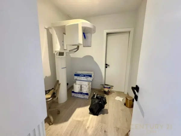Tirane, jepet me qera zyre Kati 3, 145 m² 2.000 € (Bllok, prane Cioccolatitaliani)