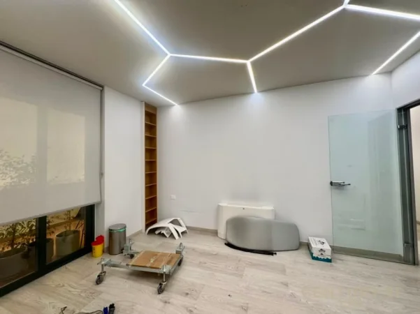 Tirane, jepet me qera zyre Kati 3, 145 m² 2.000 € (Bllok, prane Cioccolatitaliani)